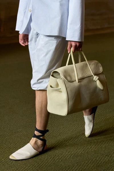 Look 27